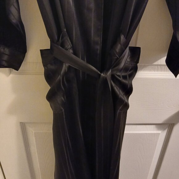 Majestic Black 💯 Silk Robe - Picture 4 of 8